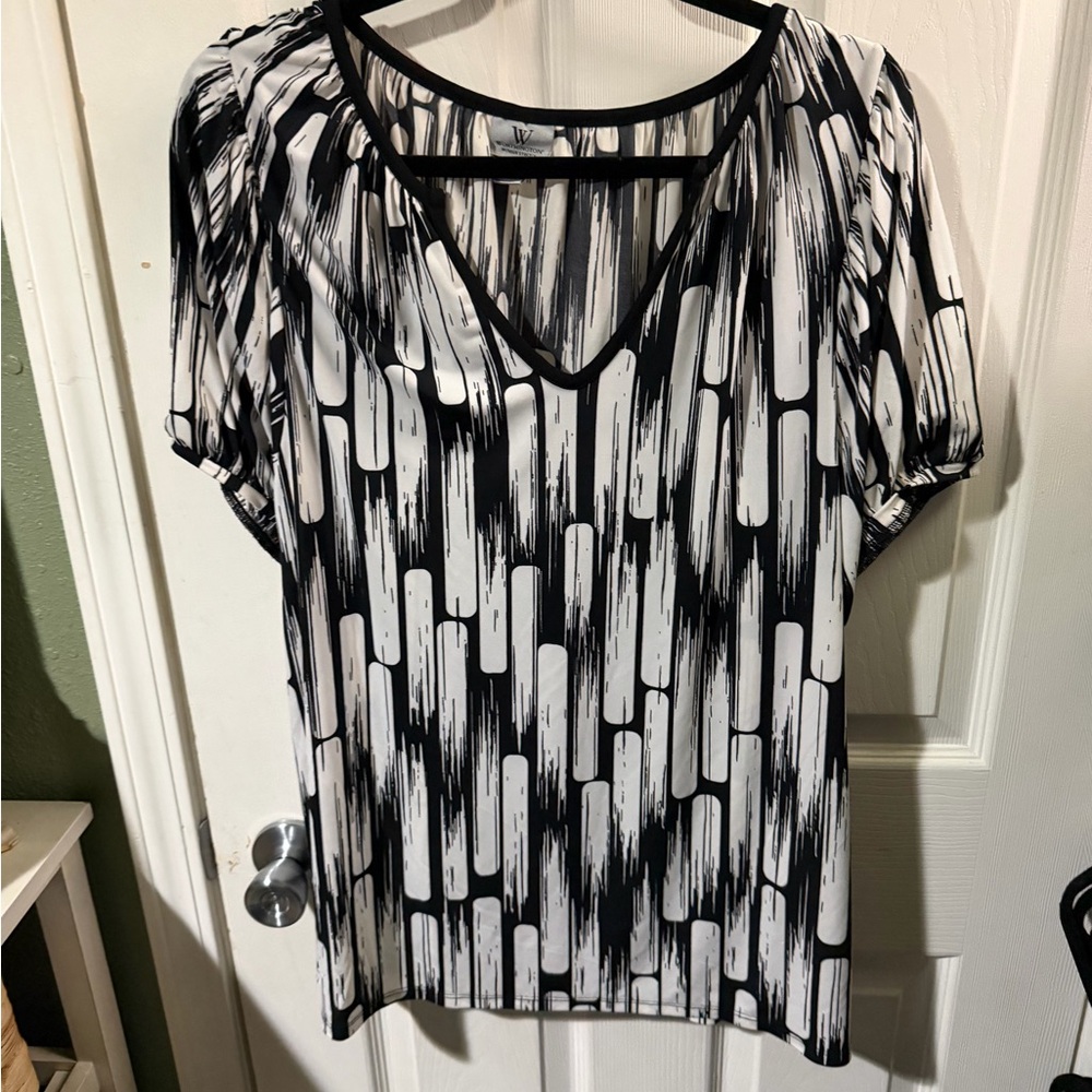 ❣️❄️Worthington Monochrome Abstract Blouse